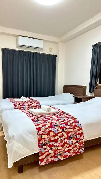 102号室花園町駅と萩之茶屋駅各2分ベット2台専用バスルーム付きアクセス抜群 Apartment Osaka