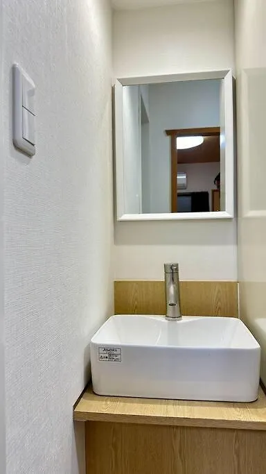 102号室花園町駅と萩之茶屋駅各2分ベット2台専用バスルーム付きアクセス抜群 Apartment Osaka